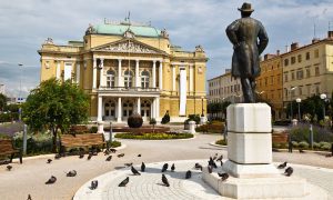 Kazališni park and Theatre building (Shutterstock)